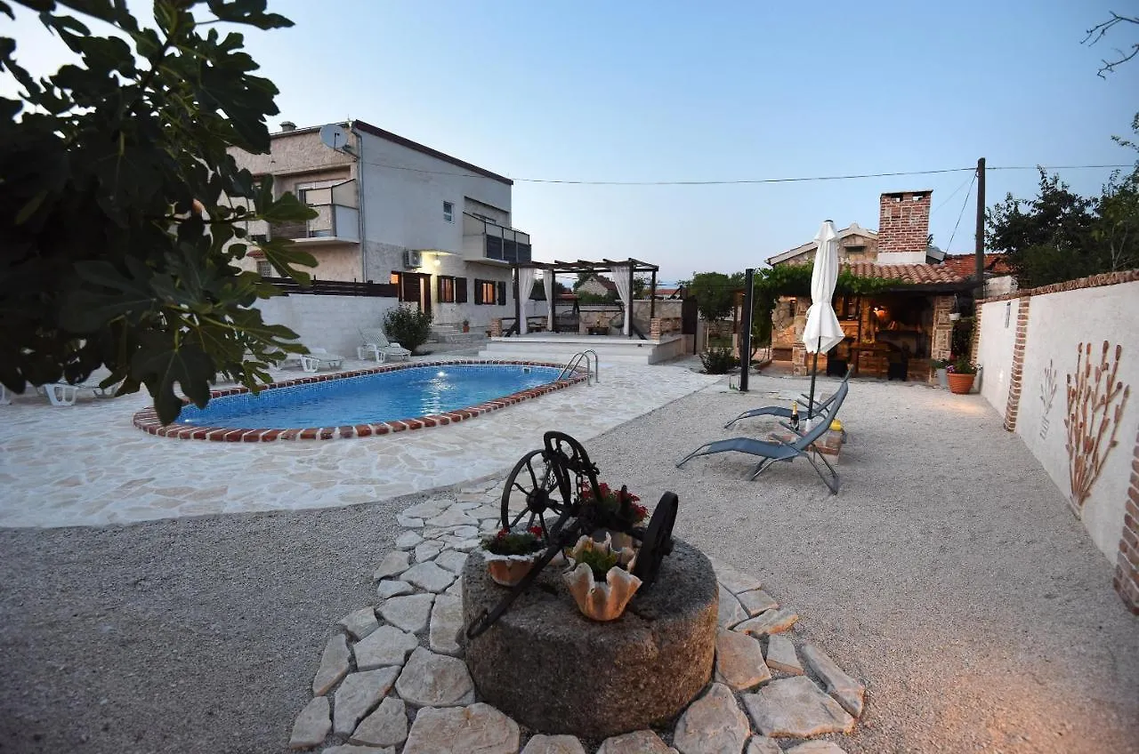 House & Apartment Palaca Donji Zemunik